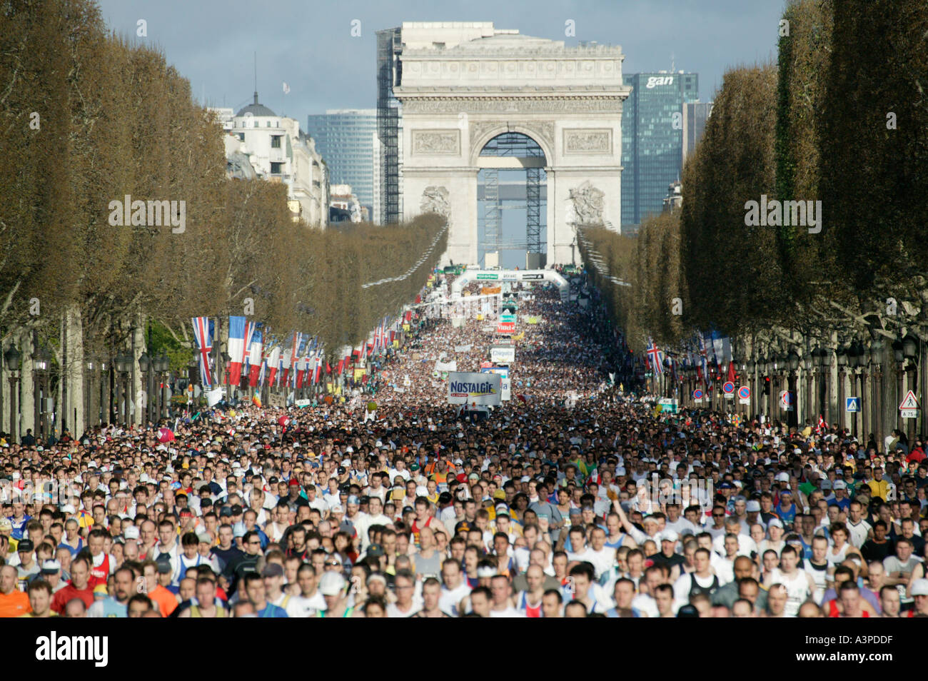 Vue de l'Avenue des Champs Elysées à Paris début de la 28e édition du marathon de Paris Dimanche 04 Avril 2004 Banque D'Images