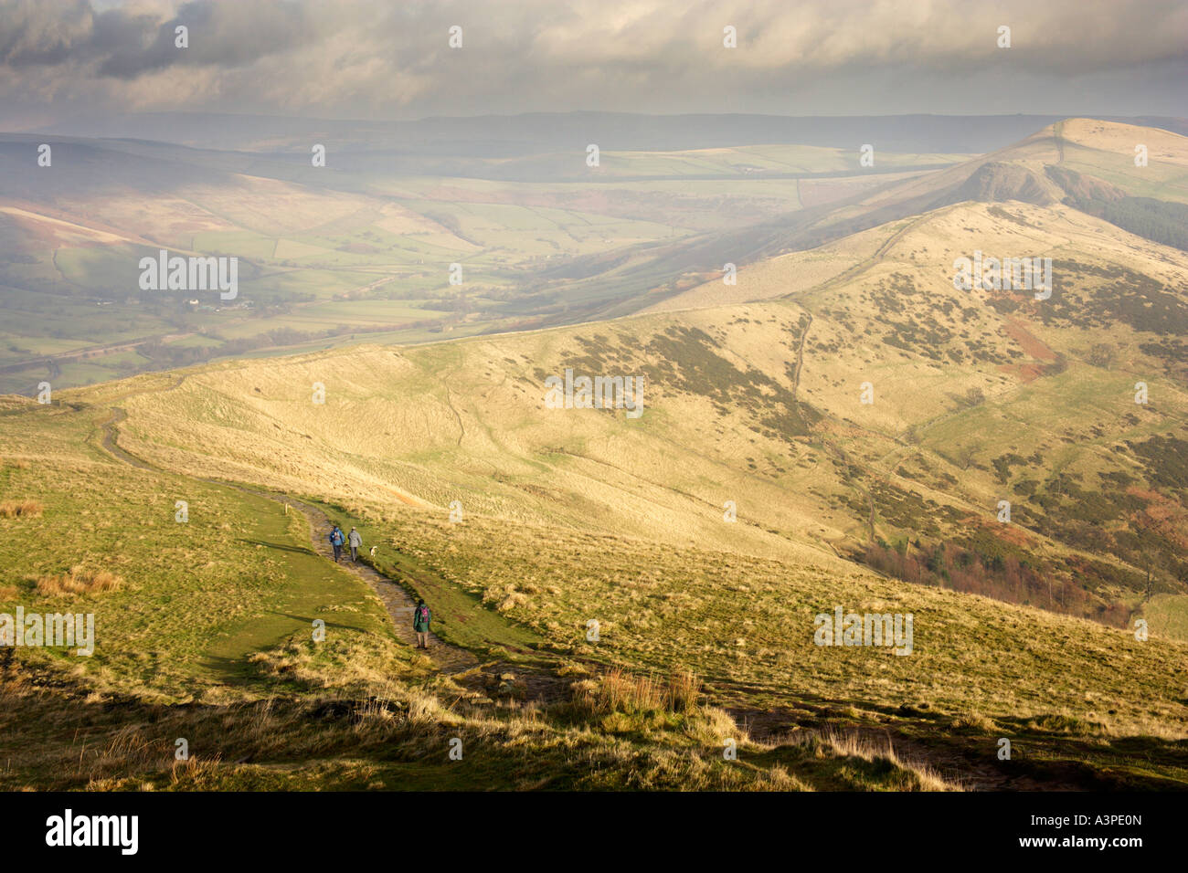 Avis de Mam Tor de marcheurs en direction de Hollins, croix et retour Tor dans le Peak District National Park Banque D'Images