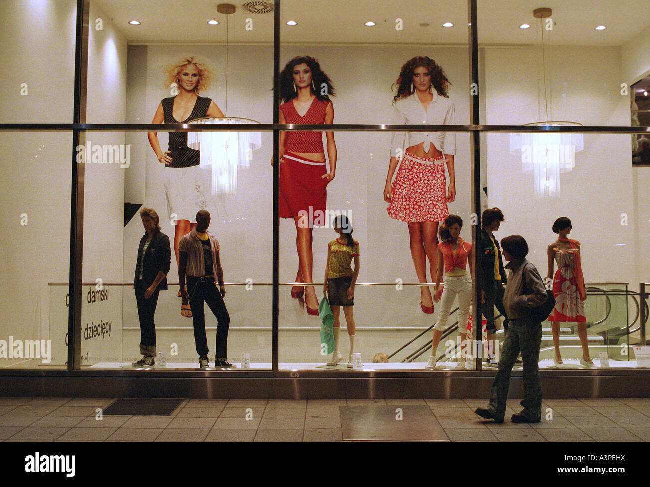 Vitrine de magasin H & M à Varsovie, Pologne Banque D'Images