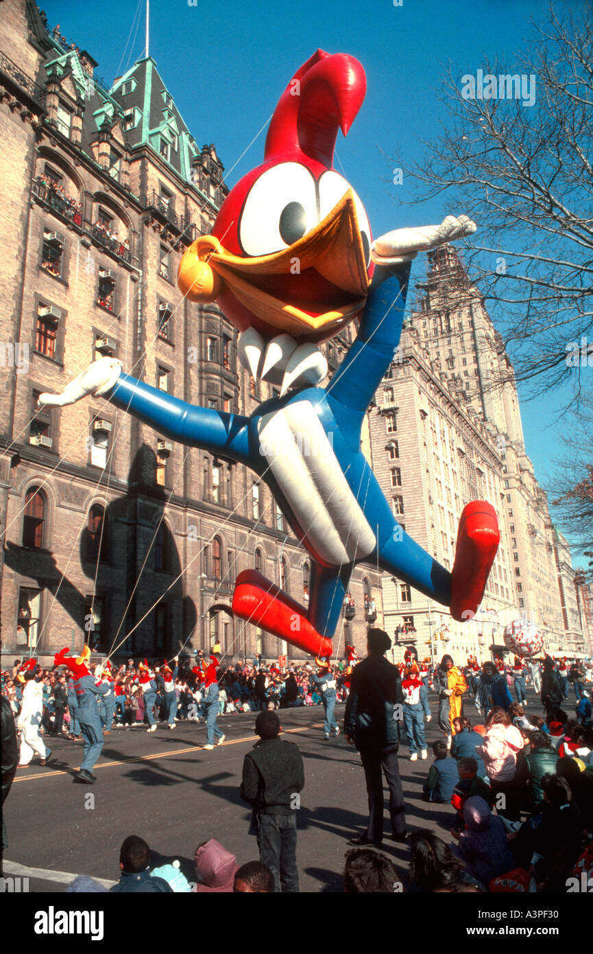 'Thanksgiving Day Parade' 'New York' 'Hélium Ballon' personnage de "Woody Woodpecker" flottant au-dessus de 'Cinquième Avenue' Banque D'Images