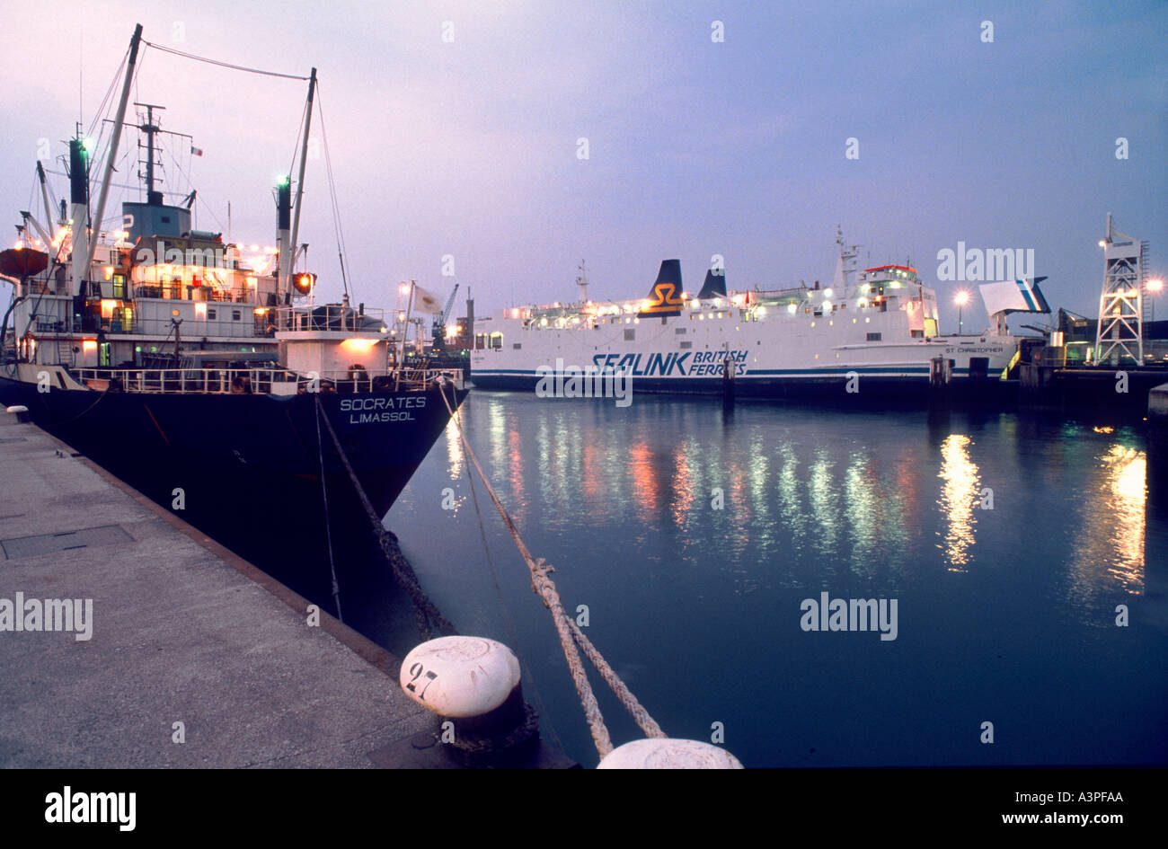 Calais, Nord de la France, Port avec des bateaux au crépuscule Moorings Banque D'Images