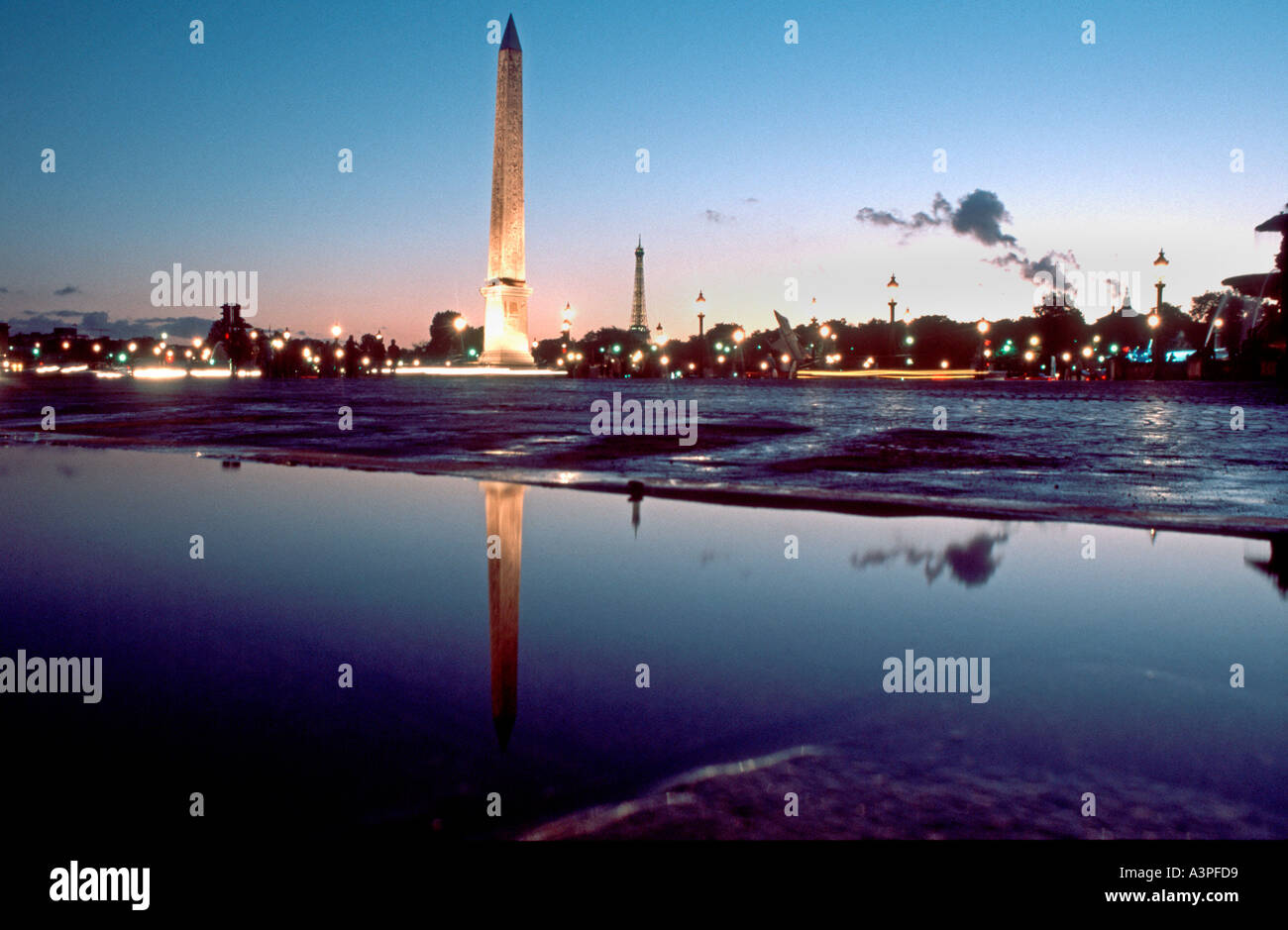 Paris France Street Scene, place de la Concorde illuminée la nuit avec Obélisque et la Tour Eiffel Reflection Banque D'Images