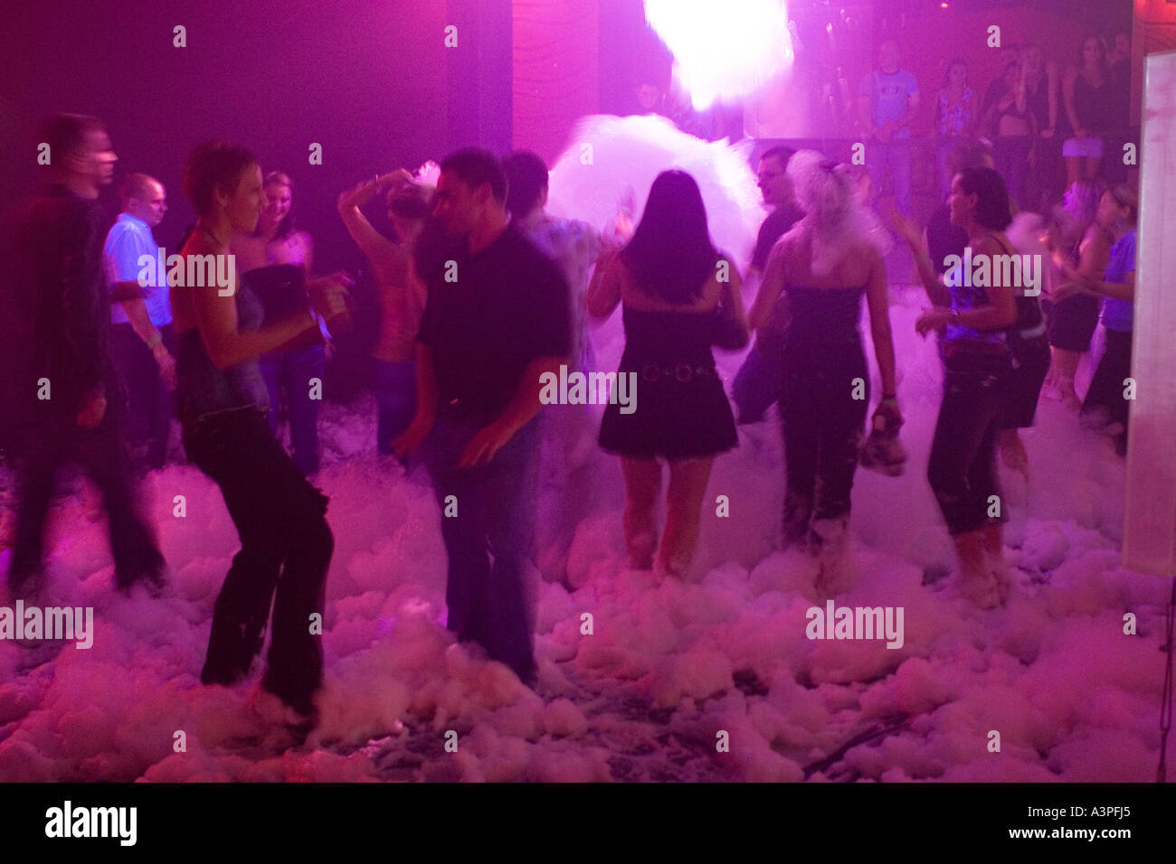 Groupe de personnes dansant en discothèque. Mousse Party. Sortie Club, Greenpoint, Brooklyn, New York. Banque D'Images