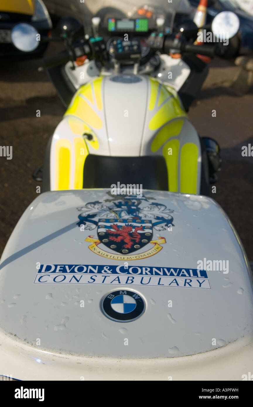 Vue arrière de la police de Cornwall et aDevon moto présentant les armoiries sur l'arrière pannier Banque D'Images