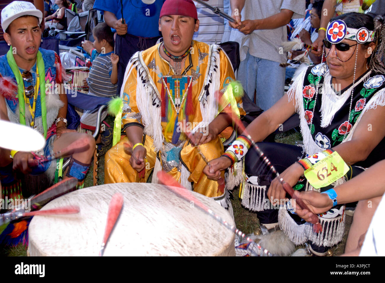 Le Canada, la Colombie-Britannique, Kamloops, Kamloopa Pow Wow, cercle tambour tambour tribal, la concurrence, le costume traditionnel Banque D'Images