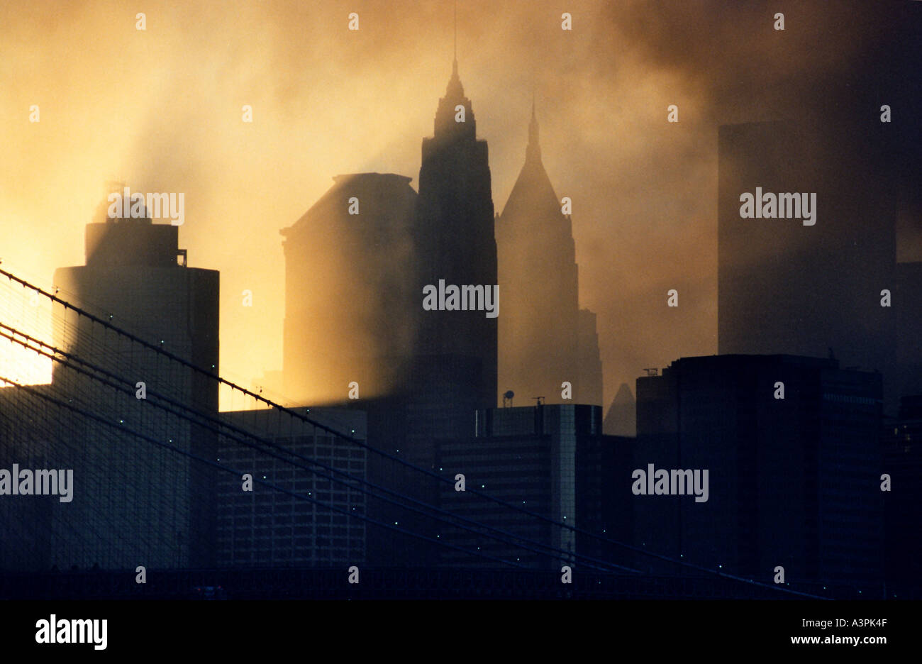 Coucher du soleil à travers la fumée du WTC attentats terroristes du 11 septembre 2001 encadre la gratte-ciel de Manhattan Banque D'Images