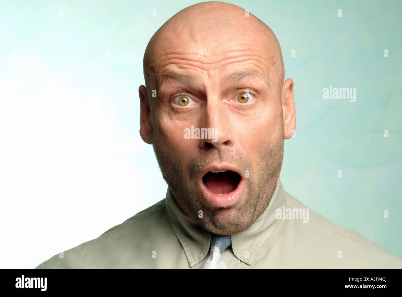 L'homme avec un regard étonné sur son visage Banque D'Images