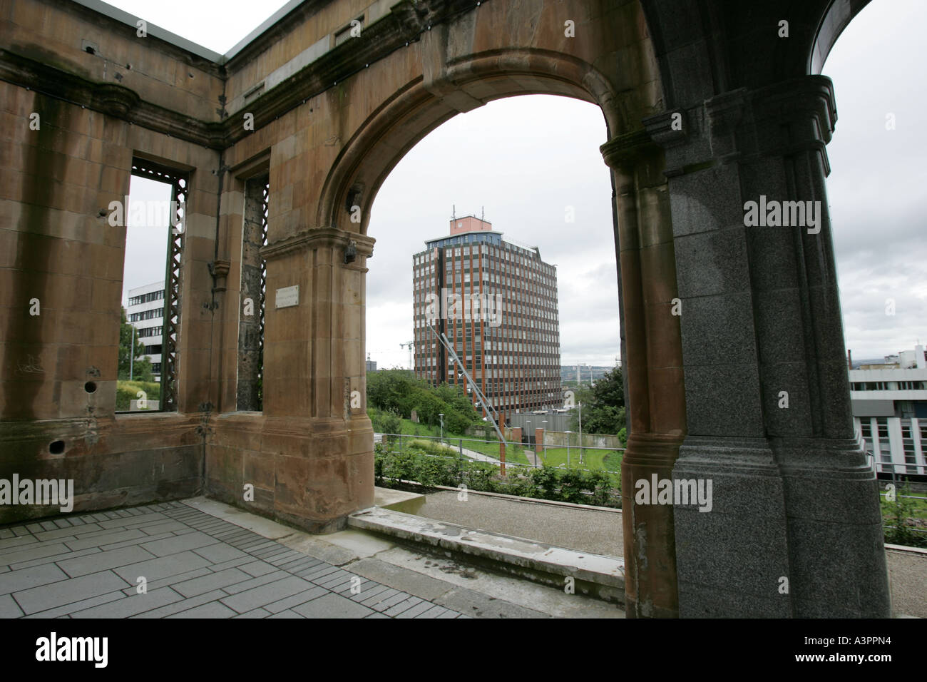 Université de Strathclyde à Glasgow, Ecosse. Livingstone tower vu de Rottenrow Jardins. Banque D'Images