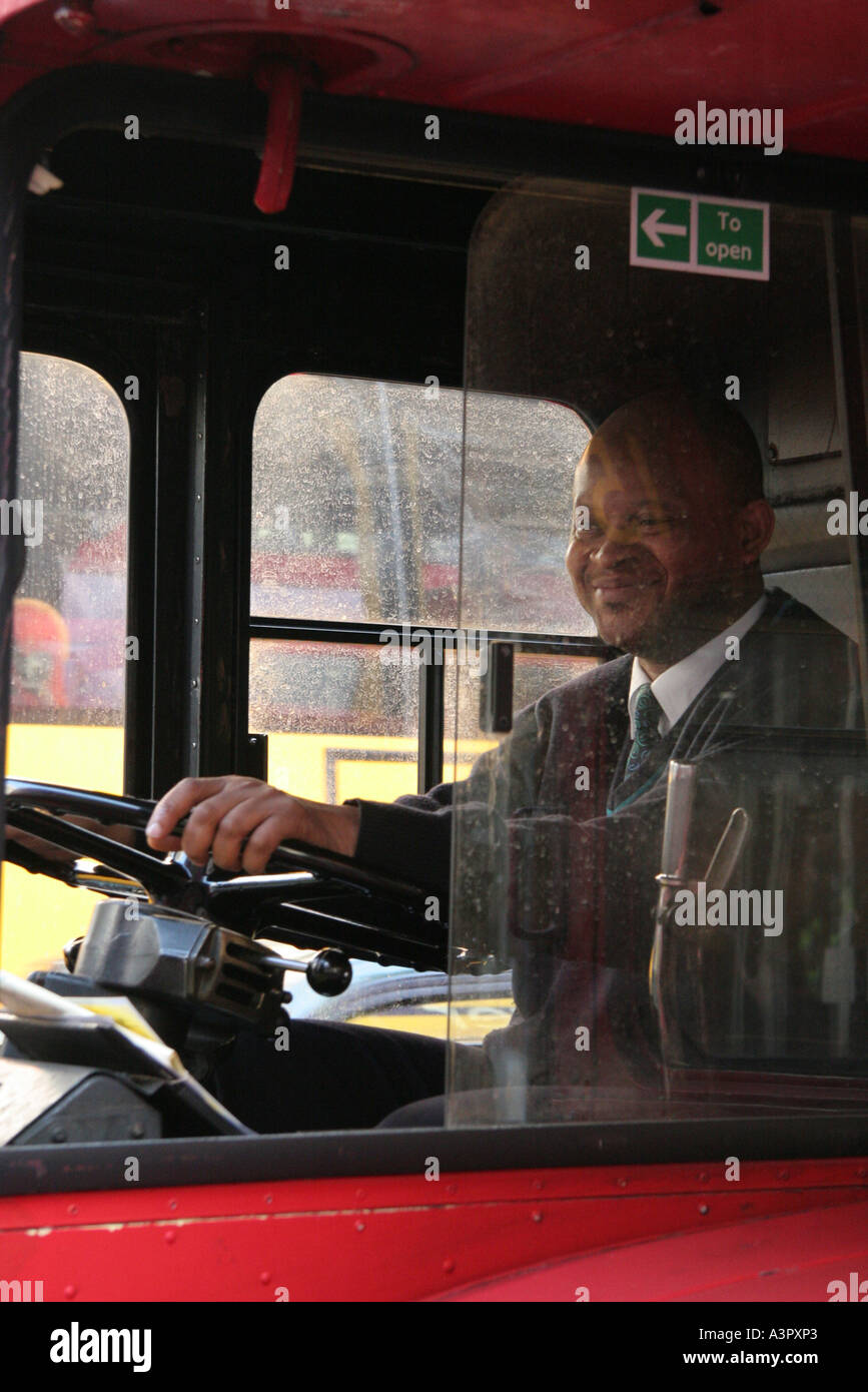 9 décembre 2005 chauffeur de bus Routemaster Londres sur dernier jour de service dans les Banque D'Images