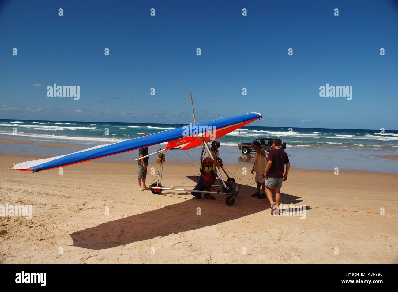 Hangglider repose sur plage dans le Queensland en Australie Banque D'Images