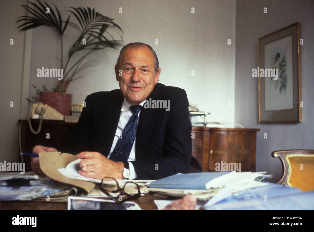 Reginald Maudling, député Portrait politicien conservateur britannique travaillant à domicile, dans son bureau à Clunie House, Hans place, Londres années 1978 1970 Royaume-Uni. Banque D'Images