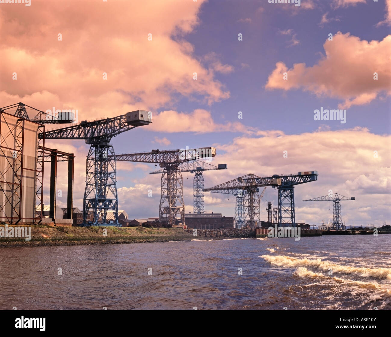 Ancienne ligne de grues de Clydebank la rive à la John Brown & Co, John Browns Shipyard, Clyde Glasgow, Ecosse, Royaume-Uni Banque D'Images