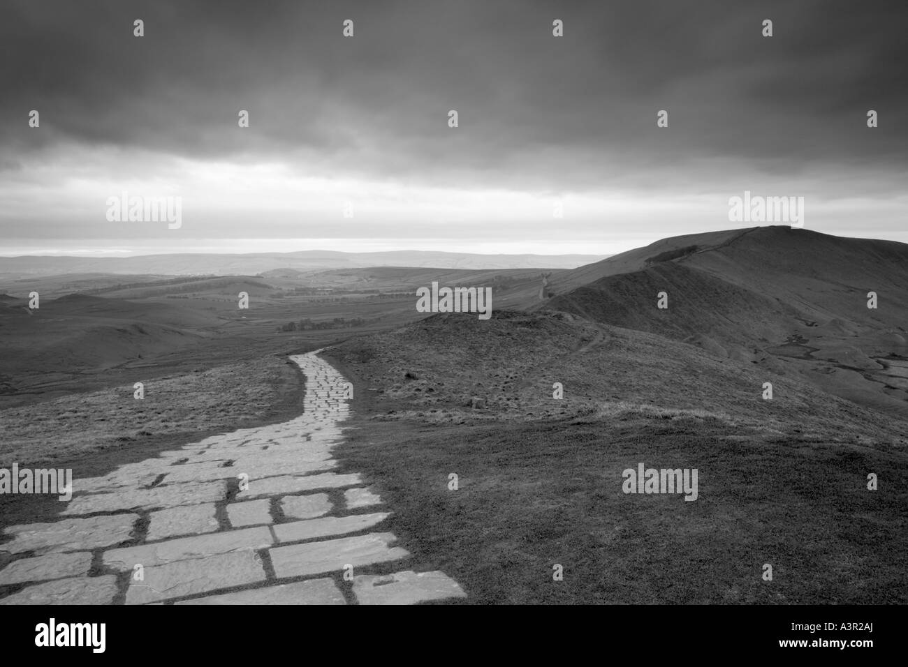 Chemin allant de Mam Tor, parc national de Peak District, Derbyshire, Angleterre, Royaume-Uni, Europe Banque D'Images