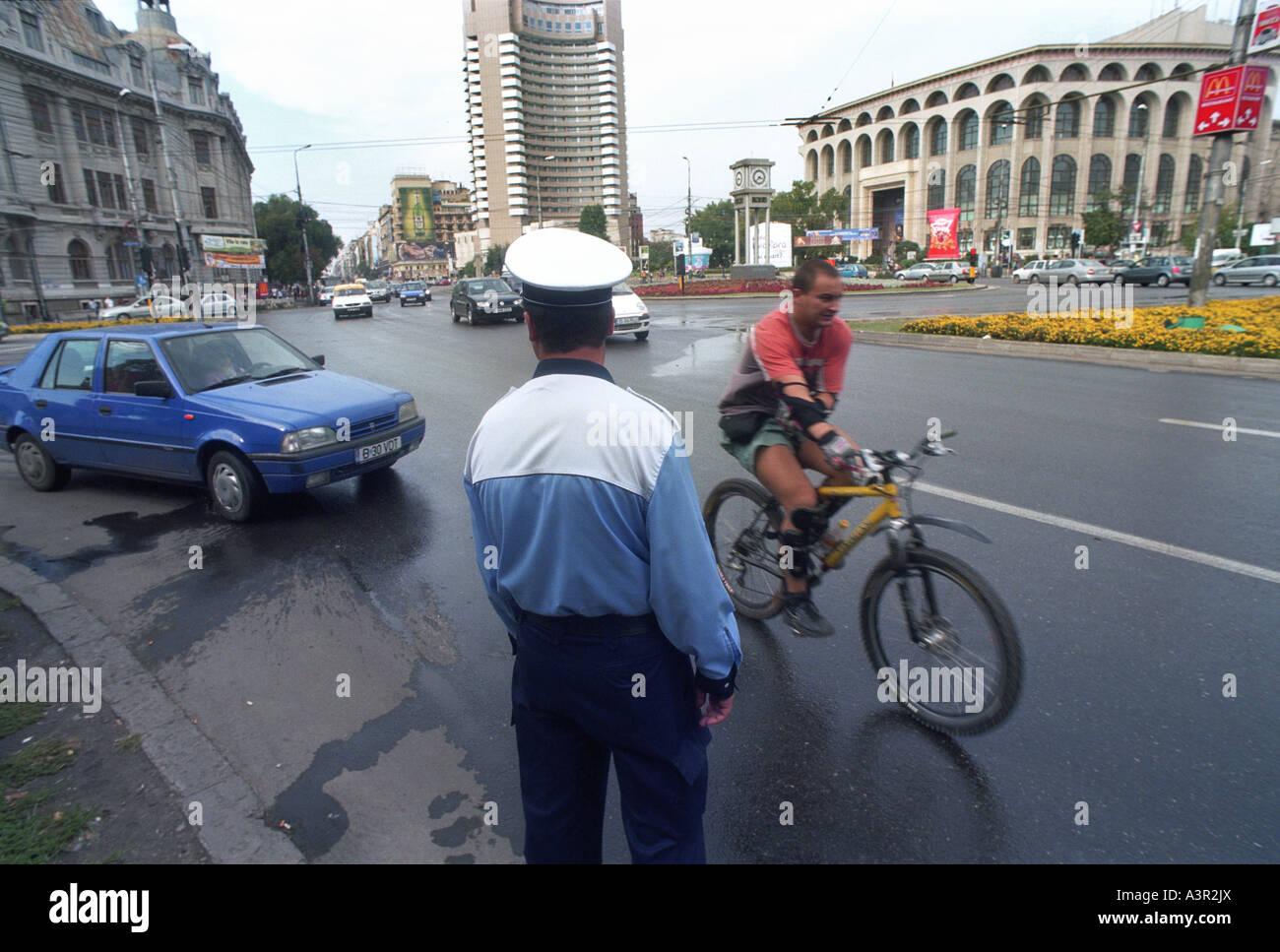 Agent de la circulation à la Décembre 1989 Square (Piata Decembrie 1989) à Bucarest, Roumanie Banque D'Images