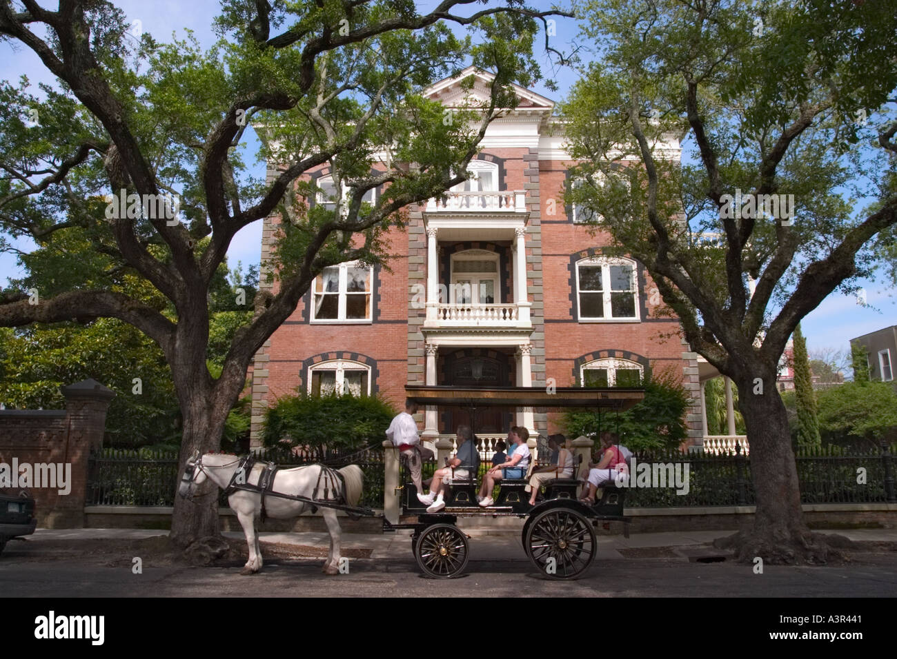 La calèche devant Calhoun Mansion c 1876 Meeting Street Charleston en Caroline du Sud Banque D'Images