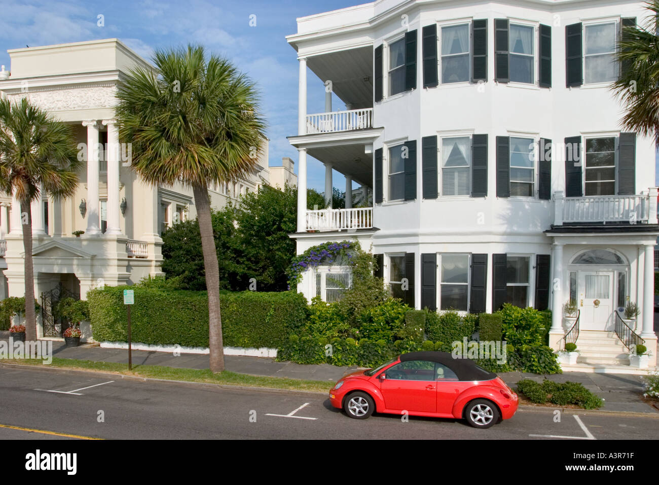 Voiture rouge en face de l'Antebellum maison sur East Battery Street Charleston en Caroline du Sud Banque D'Images
