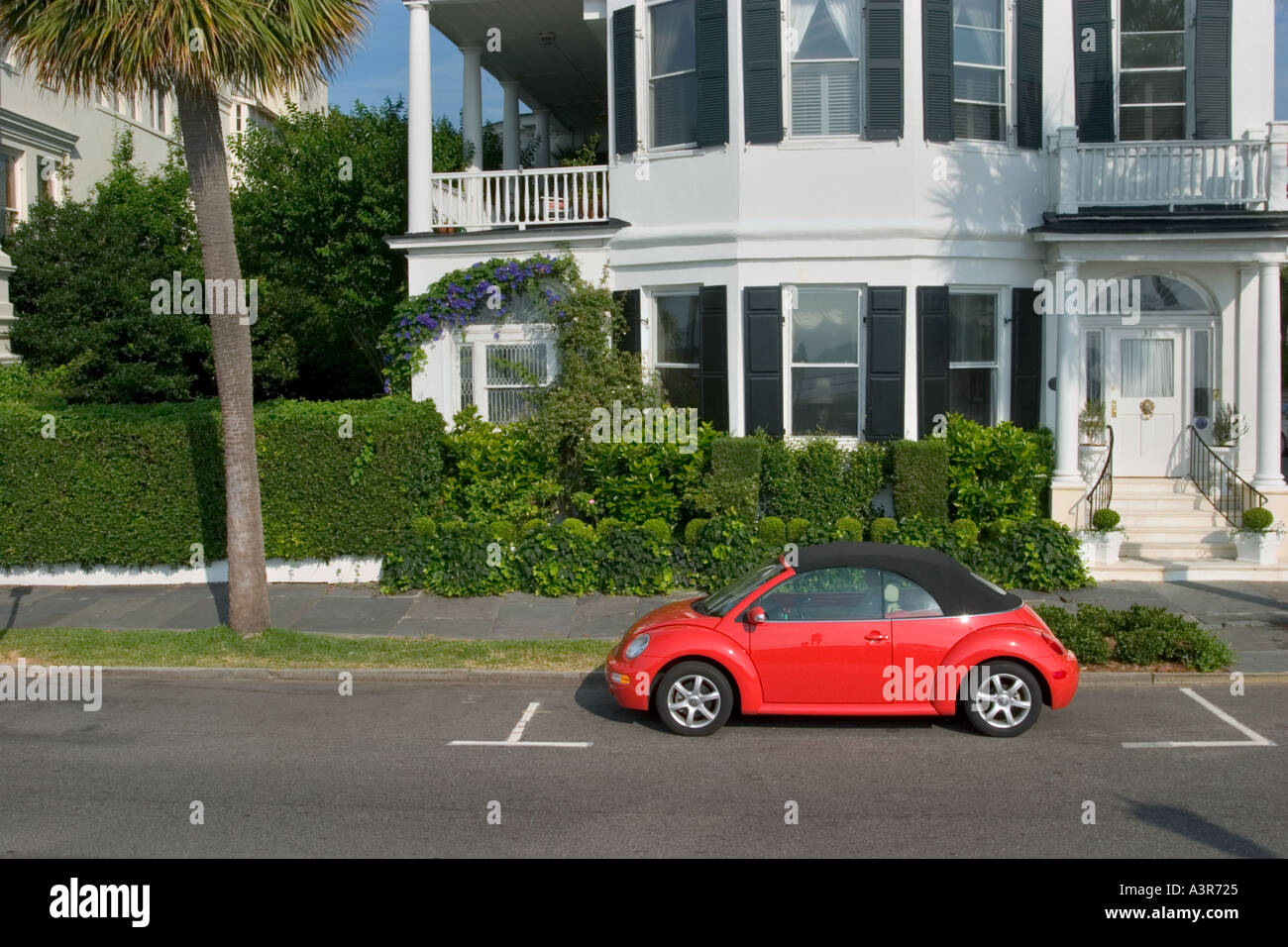Voiture rouge en face de l'Antebellum maison sur East Battery Street Charleston en Caroline du Sud Banque D'Images