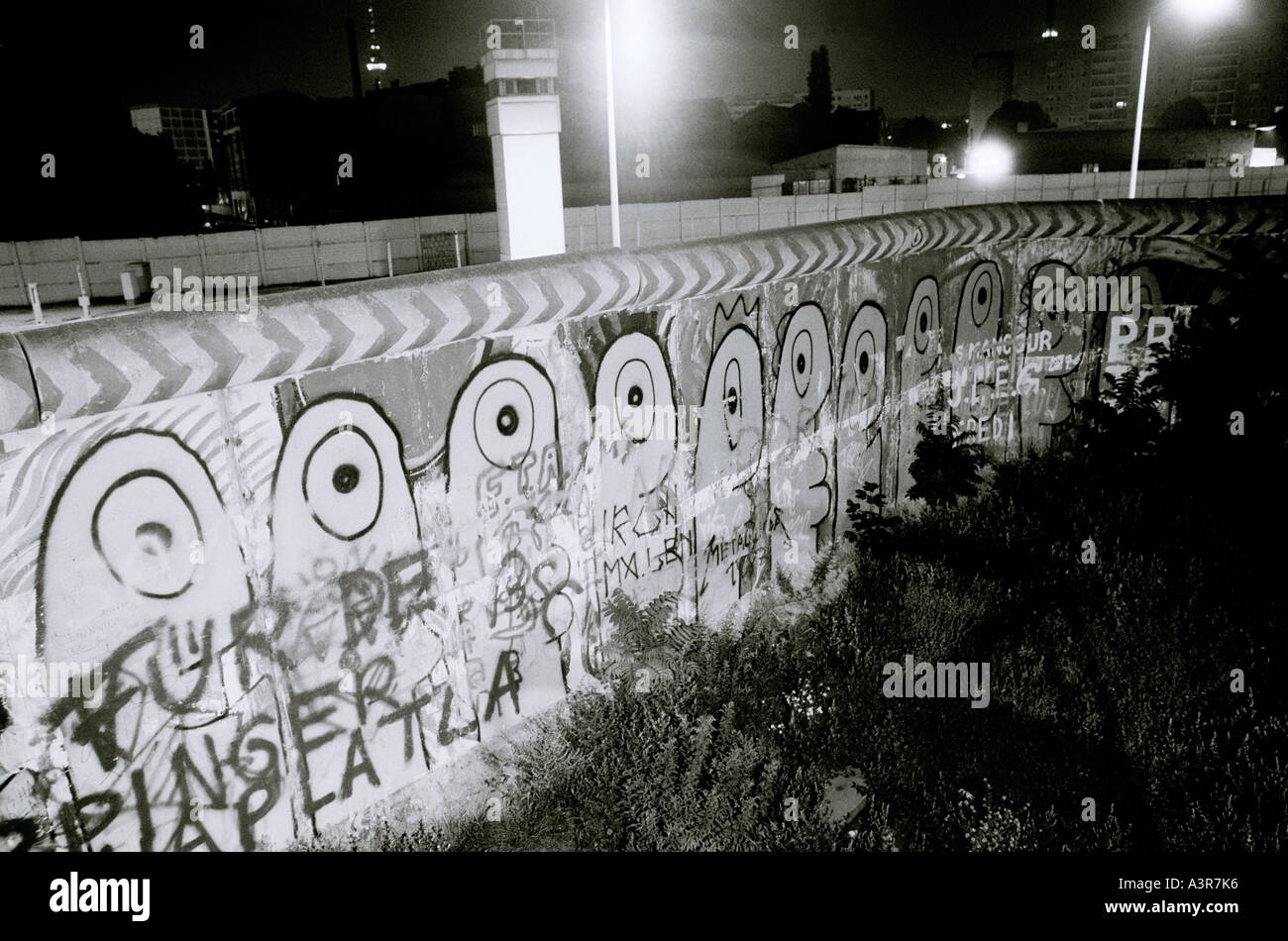 L'histoire de l'Europe. Le mur de Berlin historique no mans land de la mort dans la nuit dans l'ouest de Berlin en Allemagne en Europe durant la guerre froide. Historical Banque D'Images