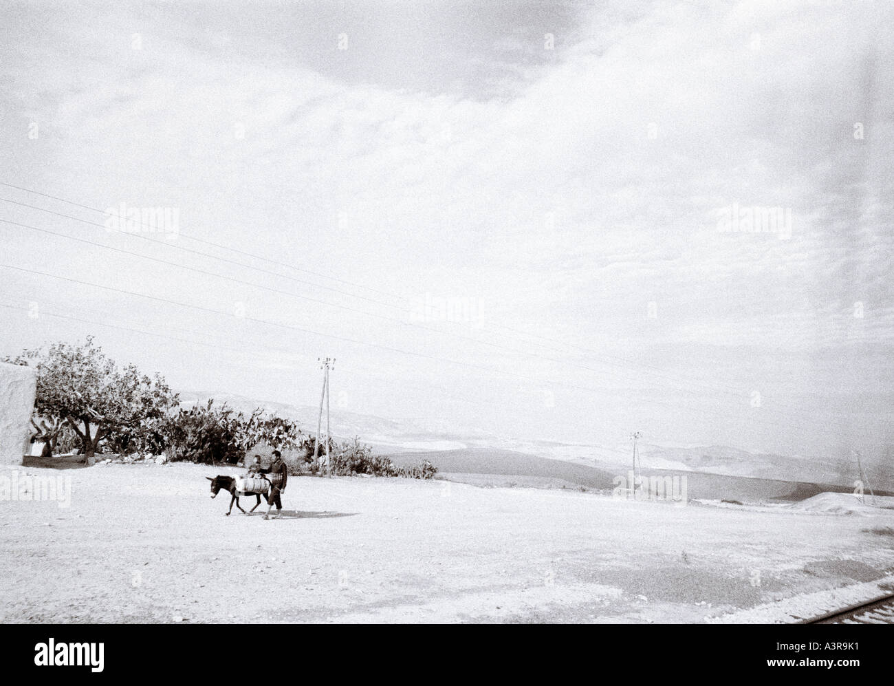 Voyage en Train à travers le paysage à distance des monts Atlas au Maroc au Maghreb en Afrique du Nord Sahara. Wanderlust Évasion Travel B&W Banque D'Images