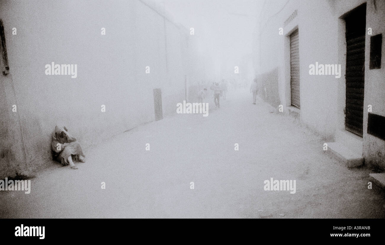 Voyage Photographie Infra Rouge - Un étrange et onirique étrange scène de rue au Maroc en Afrique du Nord. Sinistre rêve bizarre Banque D'Images