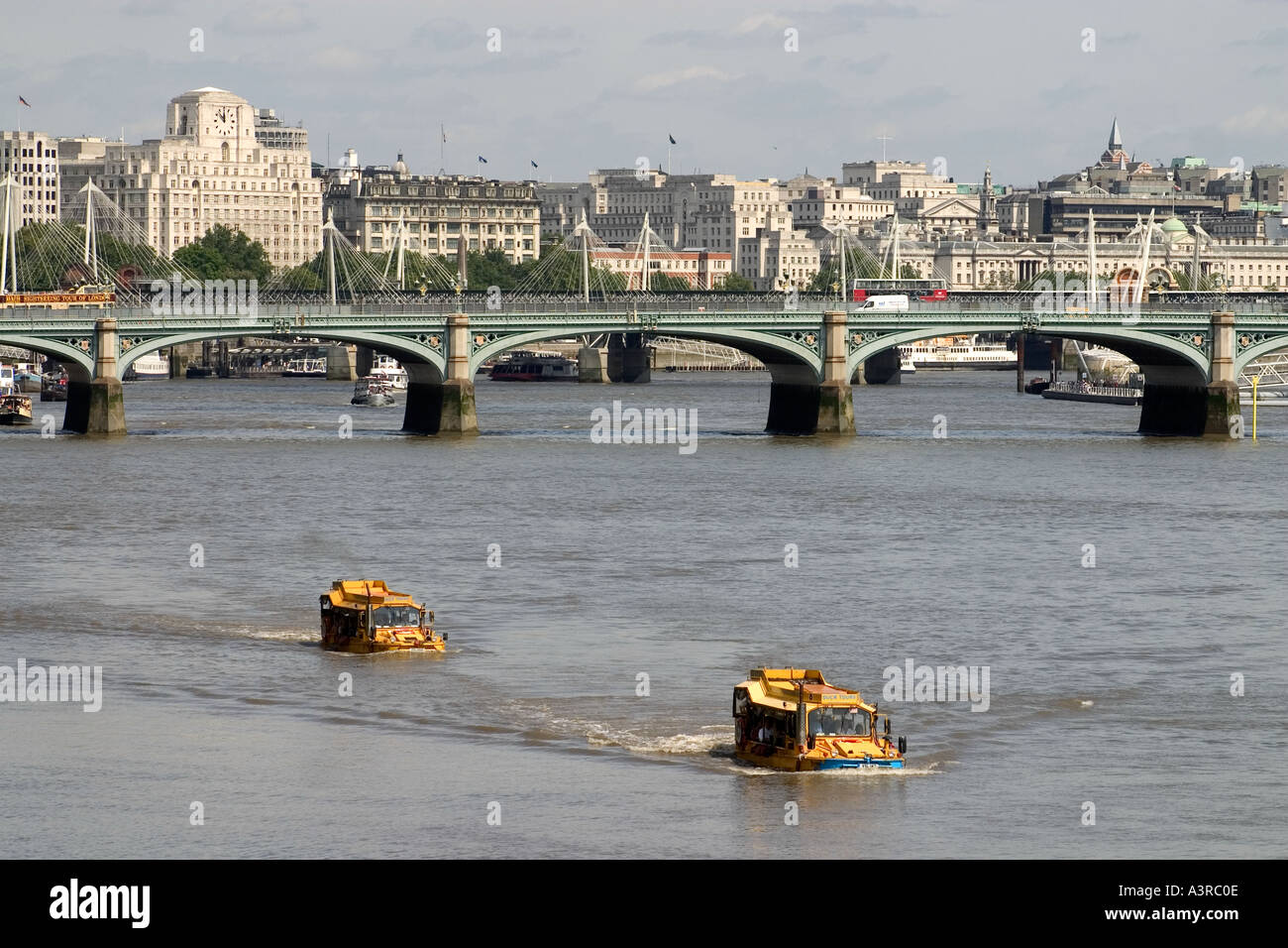 Les bateaux d'Excursion grenouille Tamise Londres Banque D'Images