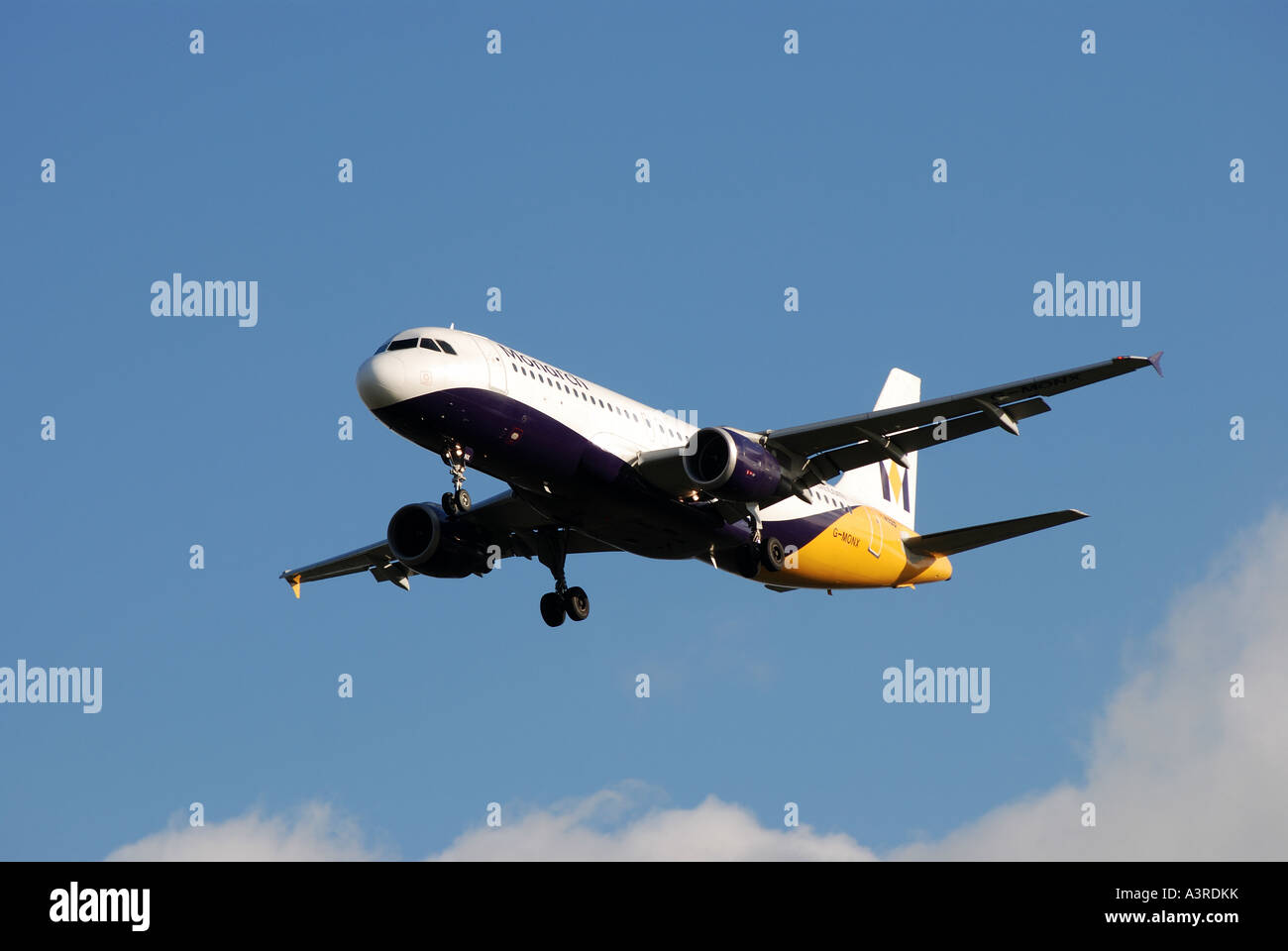 Monarch Airlines Airbus A 320 près de l'Aéroport International de Birmingham, West Midlands, England, UK Banque D'Images