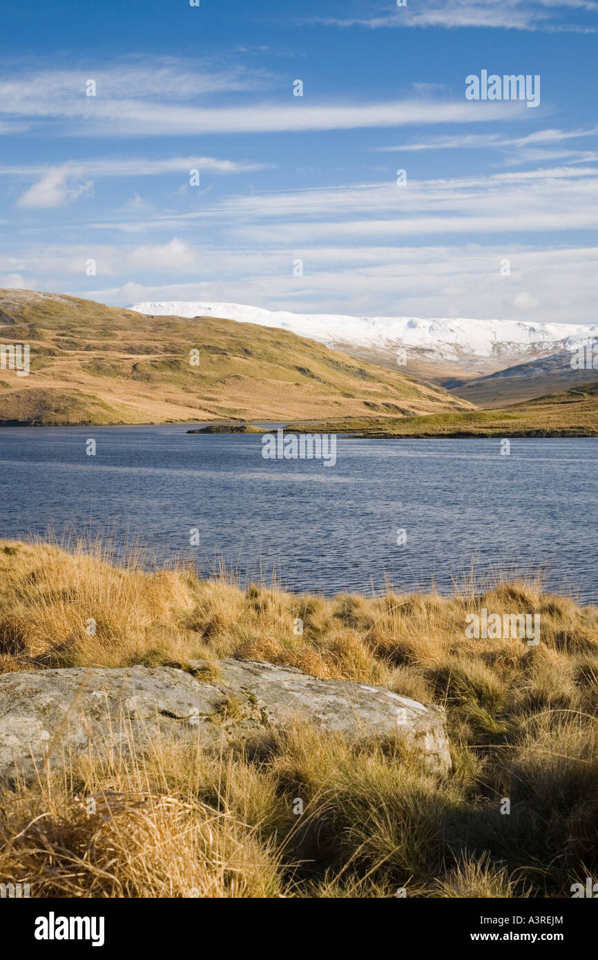 Rural pittoresque vue de Llyn Nant y moch reservoir in landes avec la neige sur la montagne Plynlimon Pumlumon Fawr en hiver. Ceredigion Mid Wales UK Banque D'Images