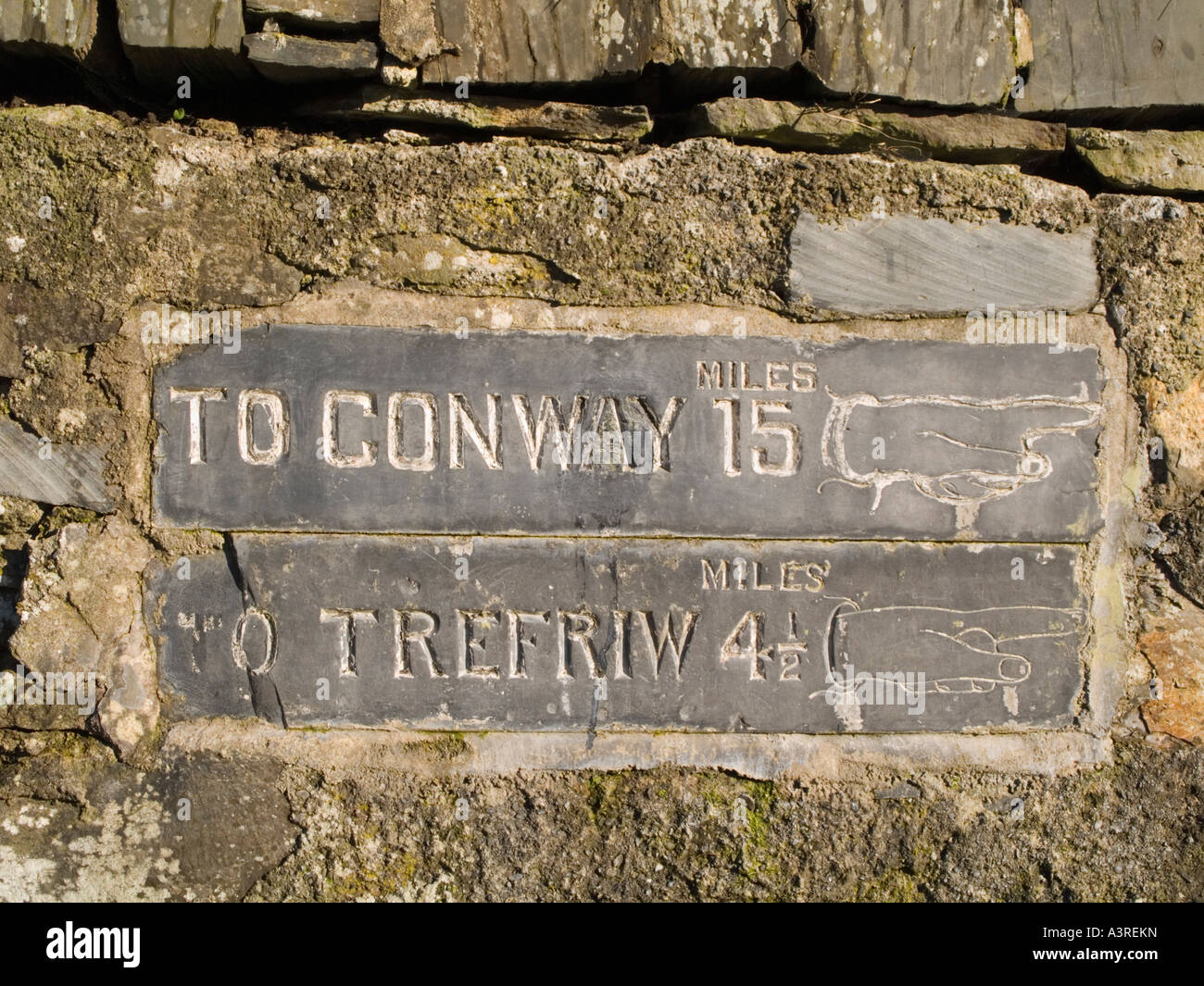 Ardoise gravée road sign dans mur de pierre Betws-Y-Coed Conwy North Wales UK Banque D'Images