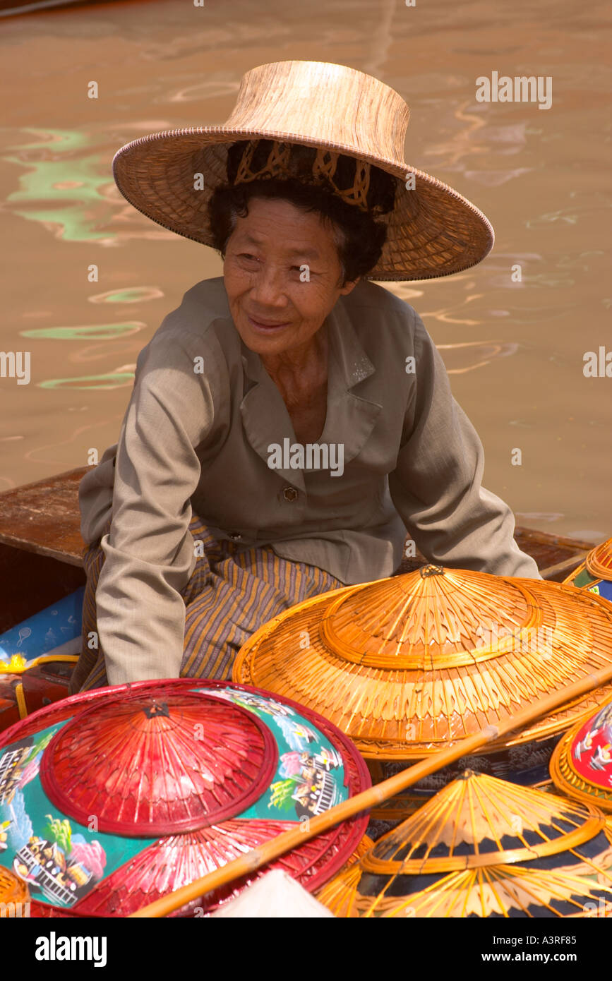 Thai Femme vendant des chapeaux de paille sur marché flottant, Bangkok  Photo Stock - Alamy