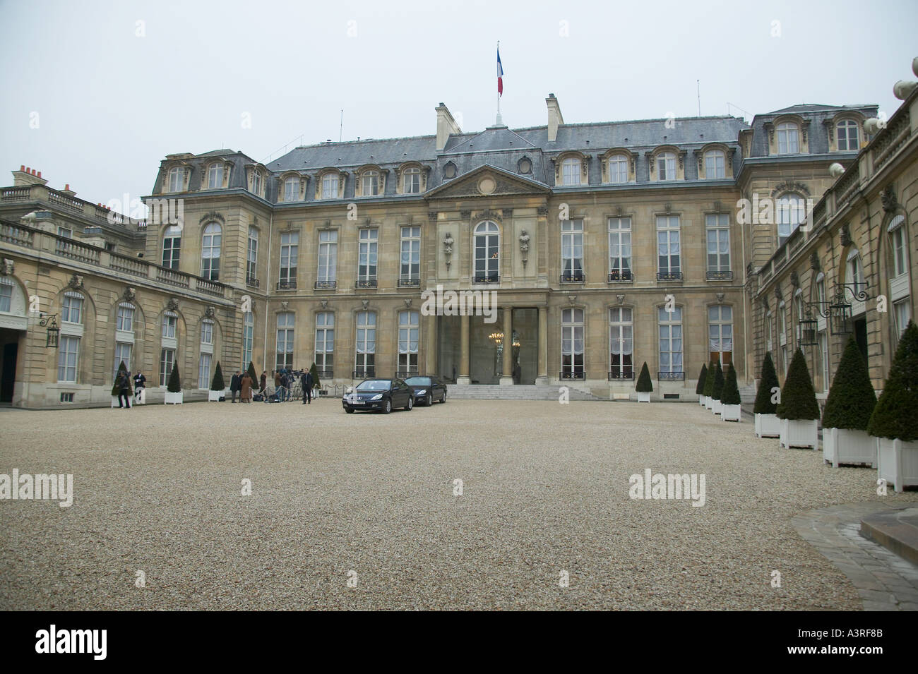 Voiture garée dans la cour de l'Elysée à Paris France Nov 2003 Banque D'Images