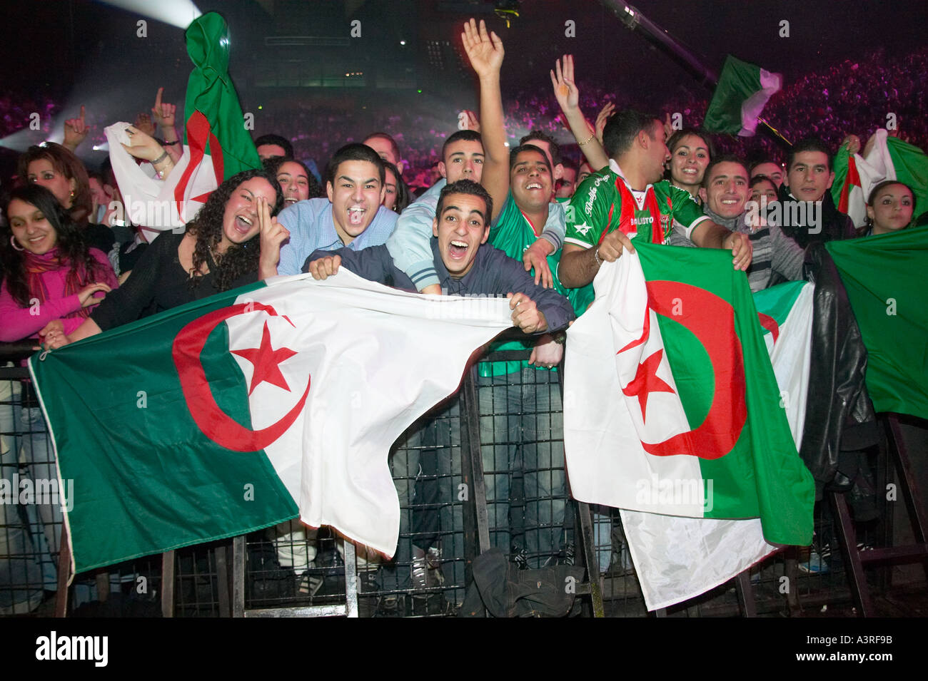 Les spectateurs à un concert à Paris Dec 2003 Banque D'Images