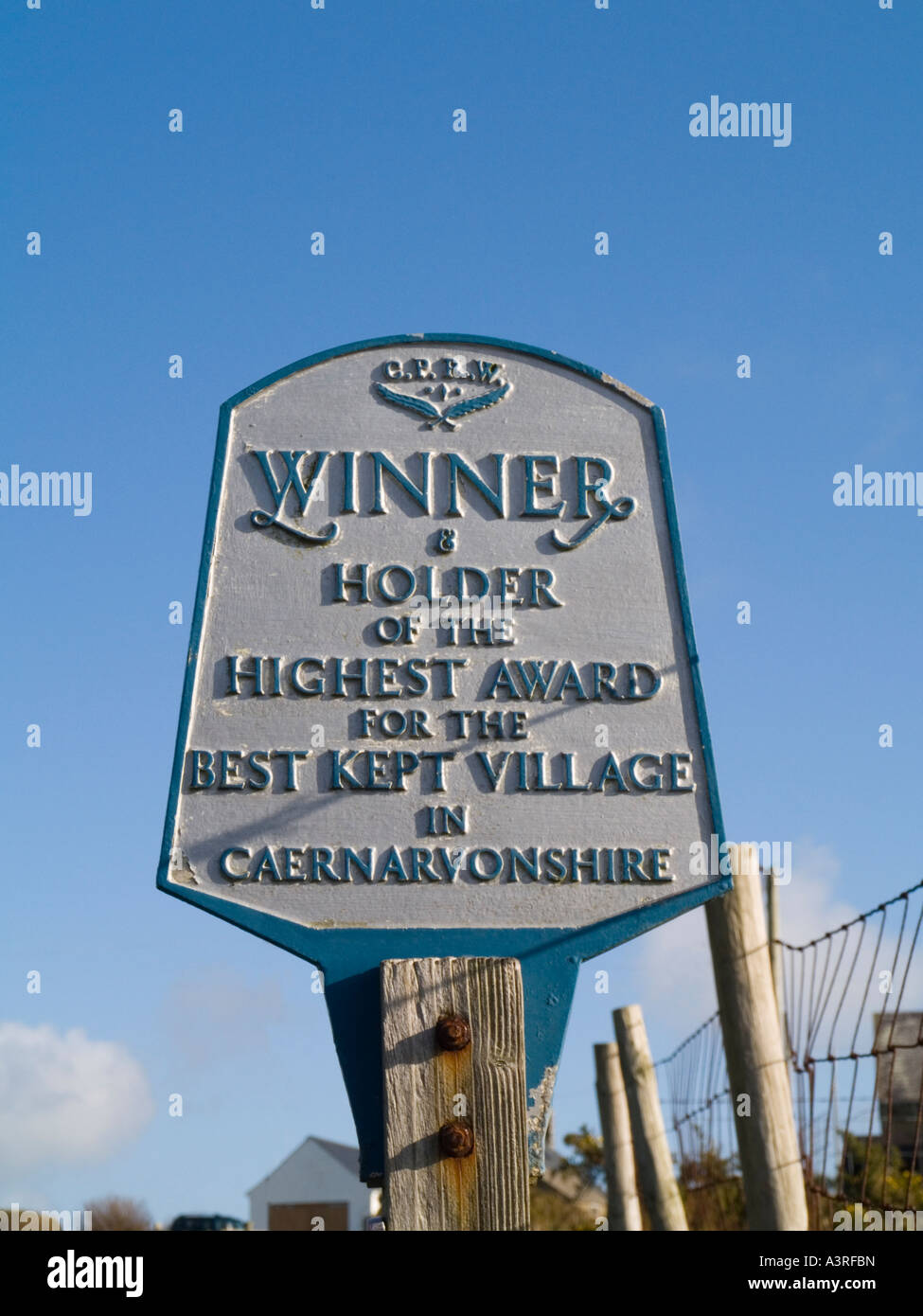 Signe pour gagnant du meilleur village gardé plus haute distinction titulaire dans Caernarvonshire contre ciel bleu sur la péninsule de Lleyn Gwynedd * Plusieurs autres calvaires parsèment Banque D'Images