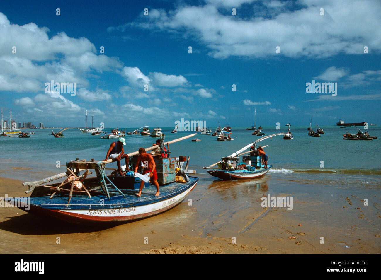 Les pêcheurs dans le nord-est de l'artisanat traditionnel brésilien ou jangada Fortaleza Ceara Brésil Banque D'Images