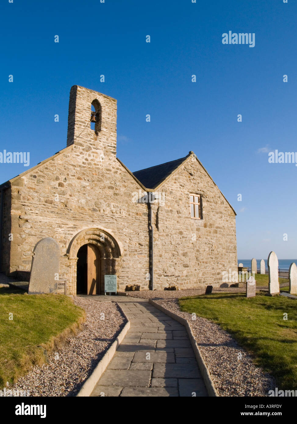 12e siècle l'église St Hywyn Hywyn Eglwys Sant dans village sur la péninsule de Lleyn Gwynedd Aberdaron North Wales UK Banque D'Images