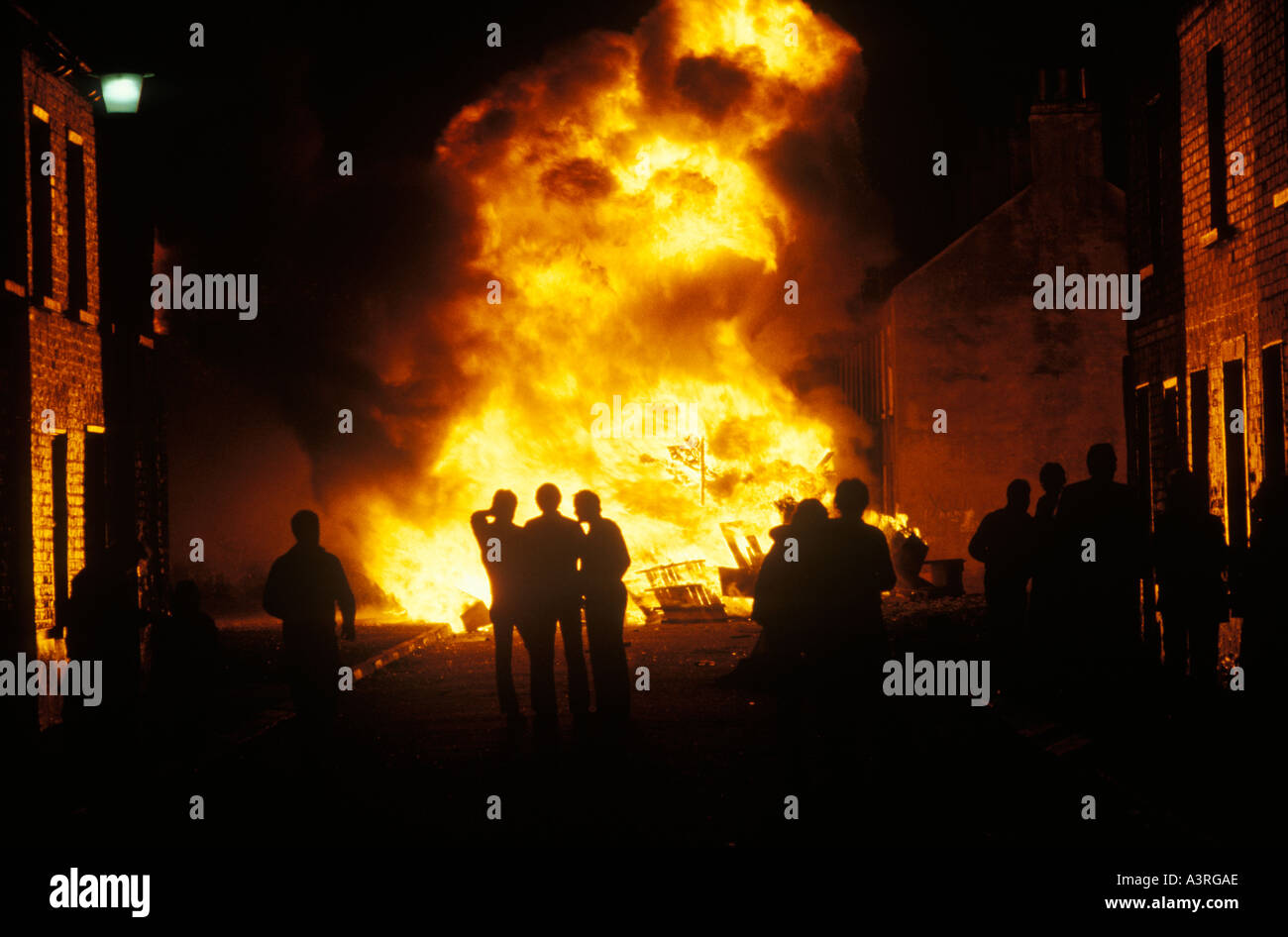 Défilé protestant de la Journée orange Bonfire, festival annuel de Belfast le 12 juillet pour célébrer la bataille de la Boyne. Irlande du Nord 1985 UK 1980s. Banque D'Images