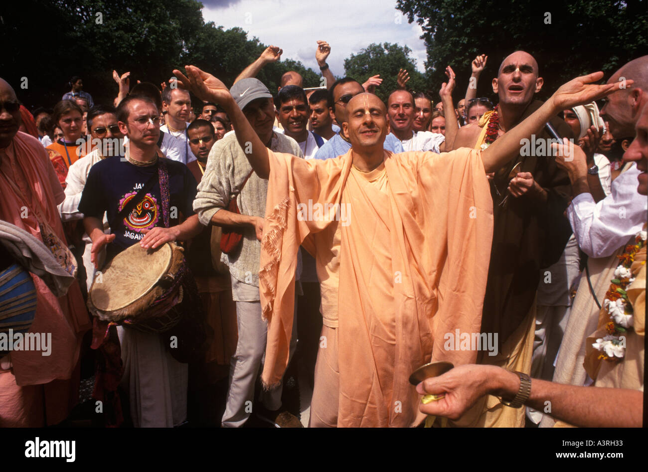 Mouvement Hare Krishna. Hindou Rathayatra ou festival chariot. Danse de dévot célébrer alors qu'ils marchent sur Park Lane Londres années 2004 2000 Royaume-Uni HOMER SYKES Banque D'Images