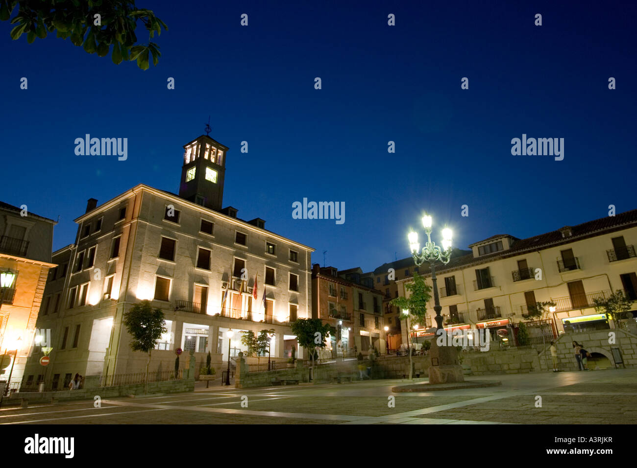 La place de l'Hôtel de ville par nuit San Lorenzo de El Escorial Madrid Espagne Banque D'Images