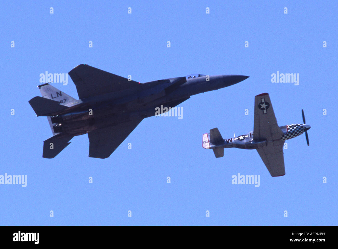 Boeing F-15C Eagle & P-51D Mustang afficher à Fairford RIAT Banque D'Images