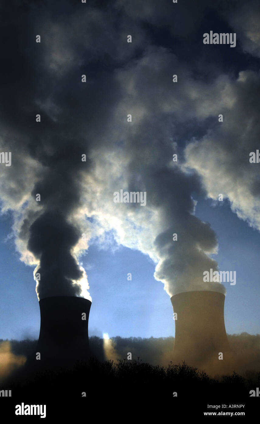 COALBROOKDALE POWER STATION TOWERS dans le Shropshire, Angleterre RE LES COÛTS ENVIRONNEMENTAUX DE LA POLLUTION DE COMBUSTIBLE DE CHAUFFAGE CHANGEMENT CLIMATIQUE FUMÉE UK Banque D'Images
