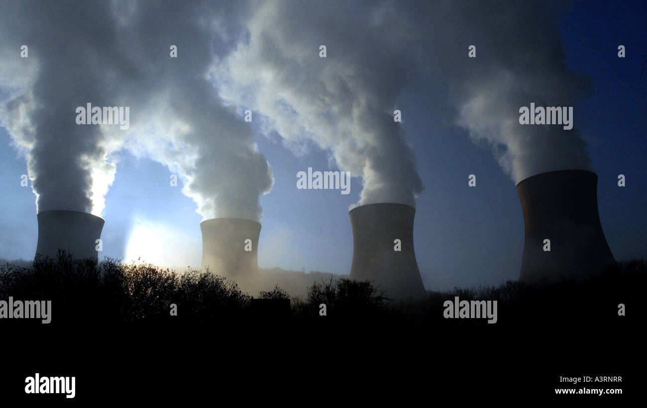 COALBROOKDALE POWER STATION TOWERS dans le Shropshire, Angleterre RE LES COÛTS ENVIRONNEMENTAUX DE LA POLLUTION DE COMBUSTIBLE DE CHAUFFAGE CHANGEMENT CLIMATIQUE FUMÉE UK Banque D'Images