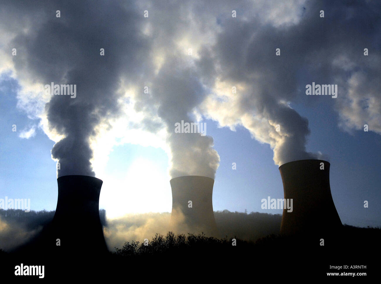 COALBROOKDALE POWER STATION TOWERS dans le Shropshire, Angleterre RE LES COÛTS ENVIRONNEMENTAUX DE LA POLLUTION DE COMBUSTIBLE DE CHAUFFAGE CHANGEMENT CLIMATIQUE FUMÉE UK Banque D'Images