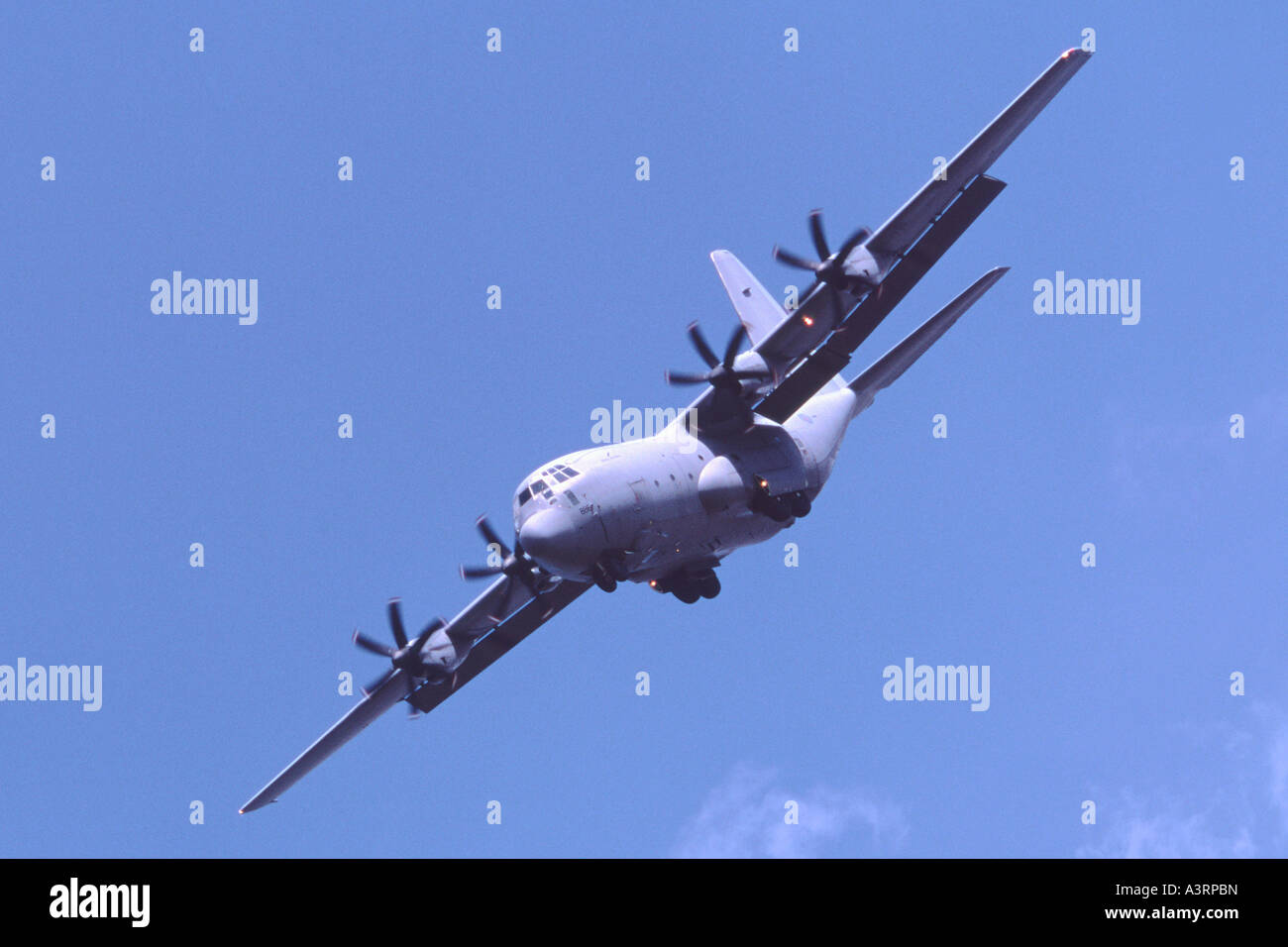 Lockheed C-130 Hercules C5 exploités par l'escadron 24 de la RAF sur l'approche pour l'atterrissage raide Banque D'Images