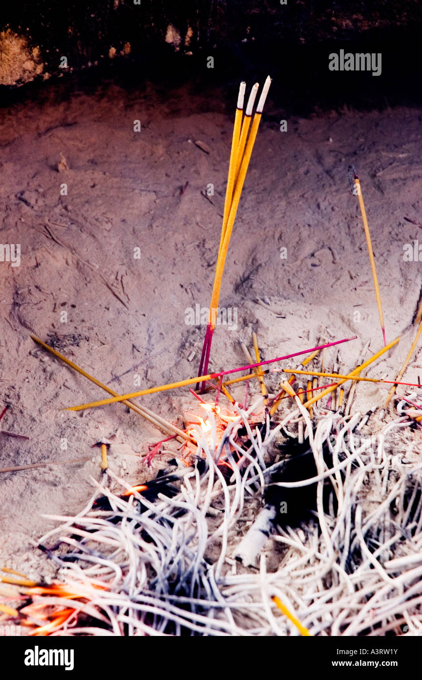 Photographie de l'encens brûlant dans une grande casserole à monastère Po Lin sur l'île de Lantau à Hong Kong 2006 Banque D'Images