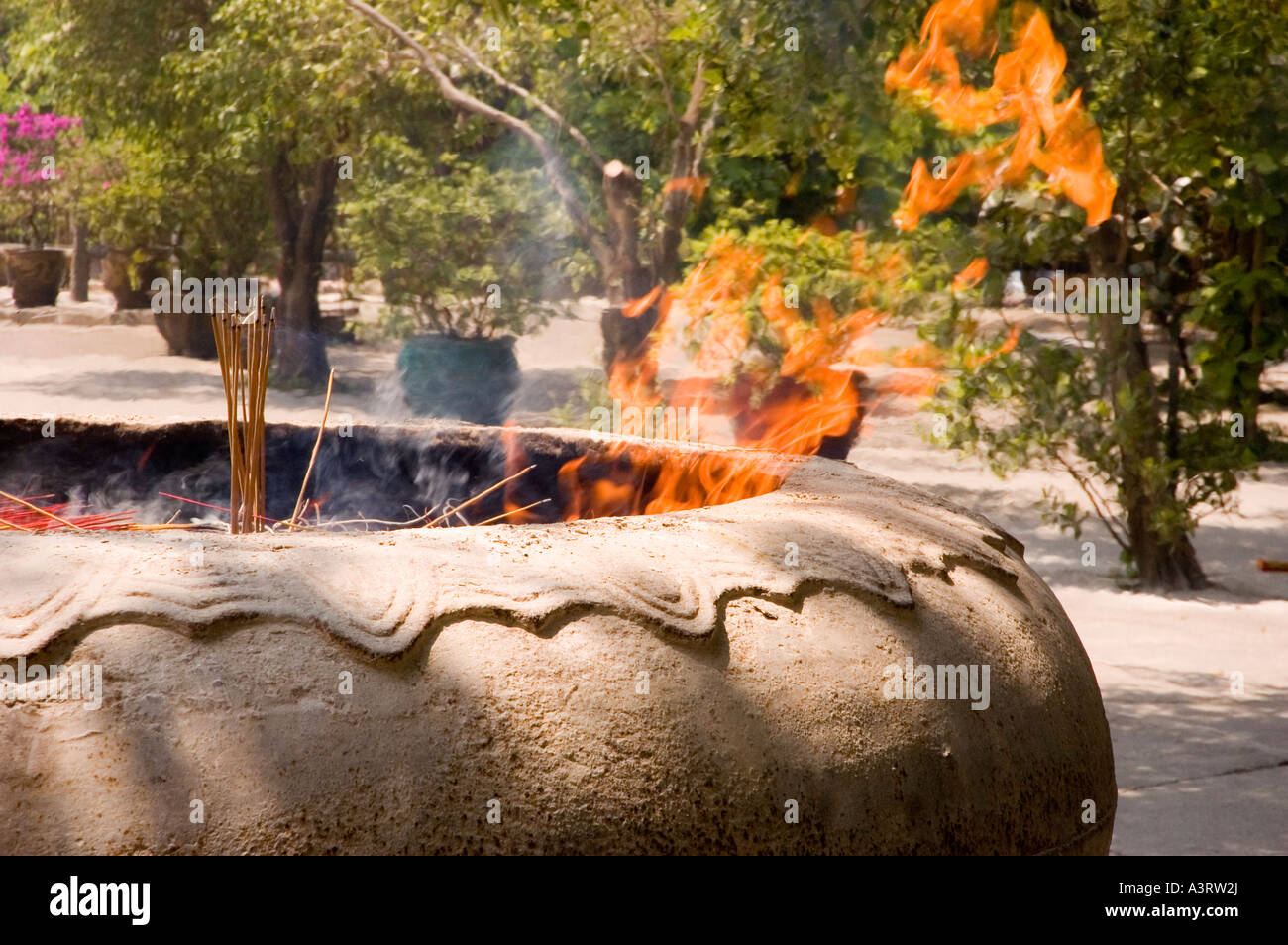 Photographie de l'encens brûlant dans une grande casserole à monastère Po Lin sur l'île de Lantau à Hong Kong 2006 Banque D'Images
