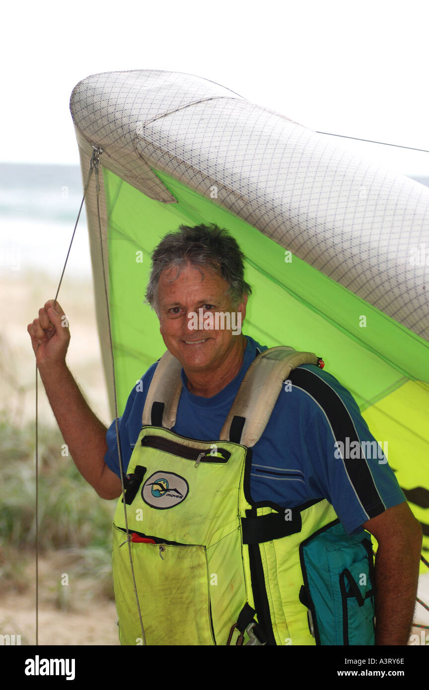 Deltaplane mature apprécie son pilote dsca retraite 1615 Banque D'Images