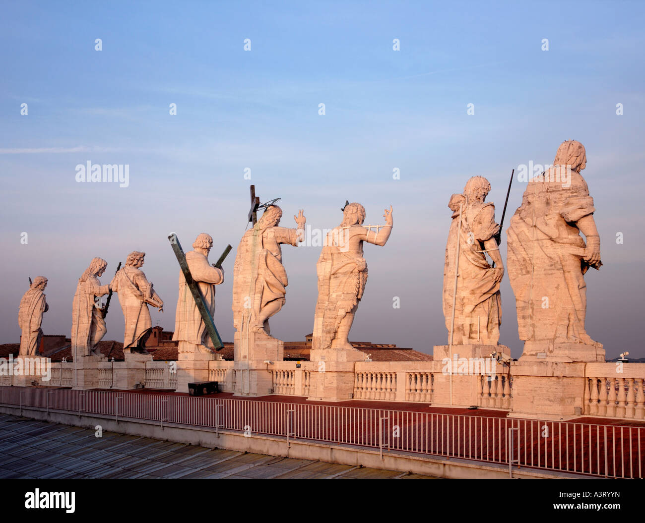 Les Statues en travertin Vatican Rome Italie Banque D'Images