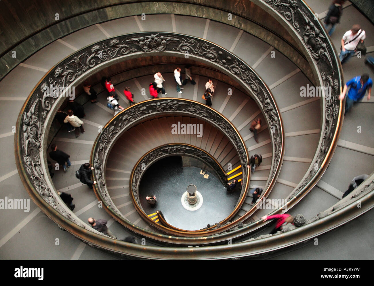 Visiteurs en ordre décroissant de l'escalier au Musée du Vatican Rome Italie Banque D'Images