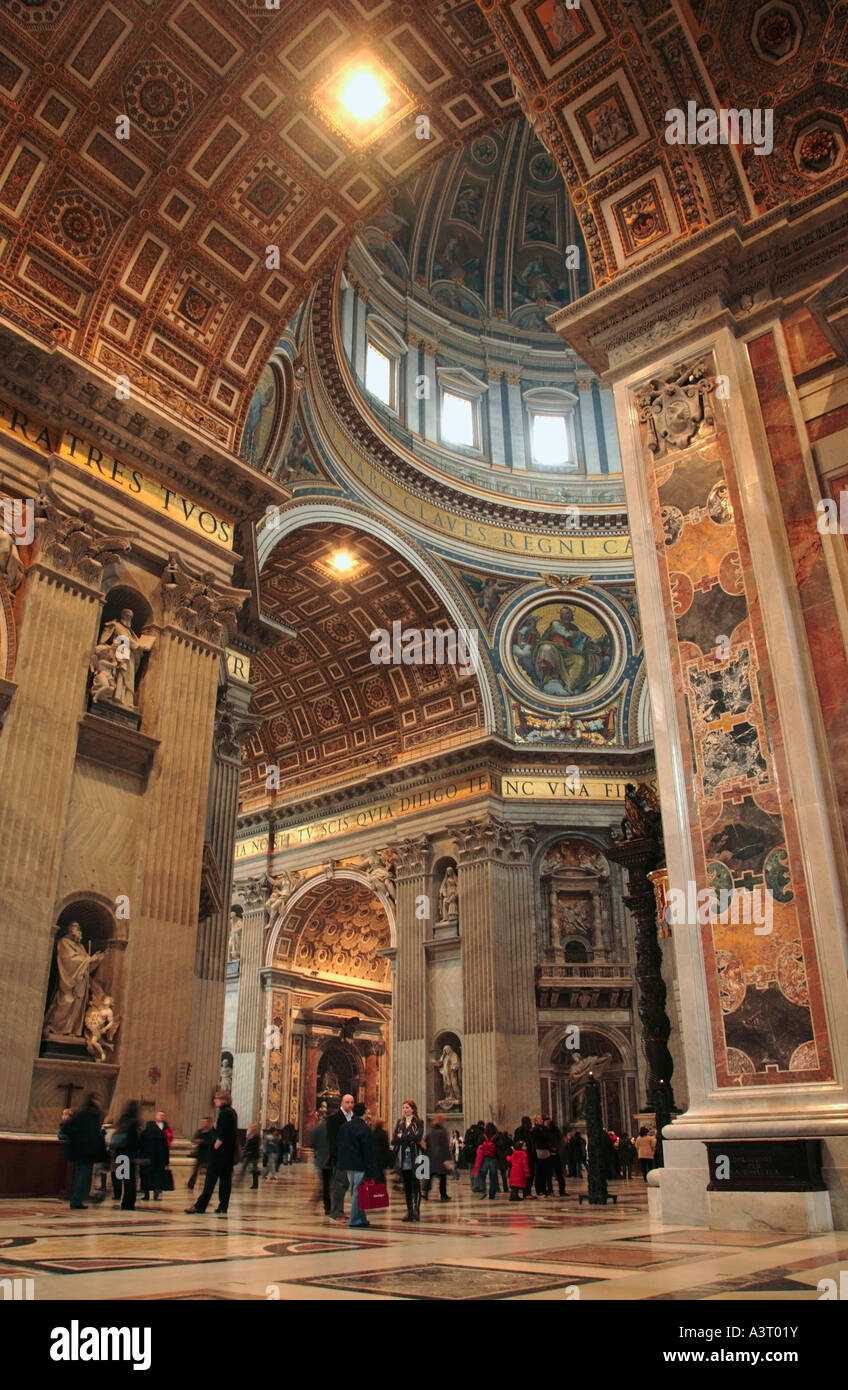 Intérieur de la Basilique Saint Pierre du Vatican Rome Italie Banque D'Images