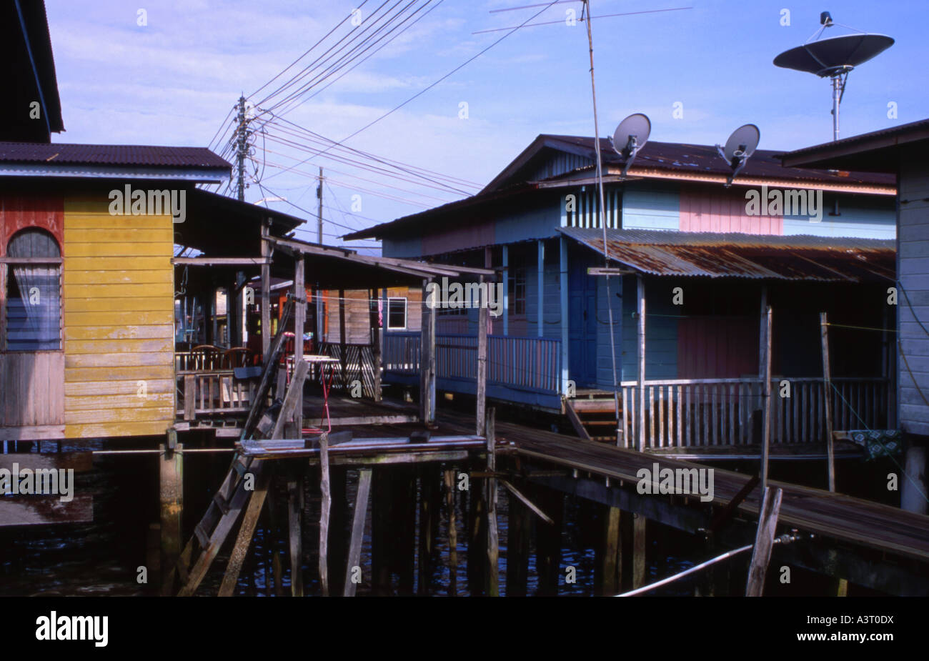 Maisons dans les villages sur pilotis de Kampung Ayer sur la rivière de Brunei à Bandar Seri Begawan Brunei Banque D'Images