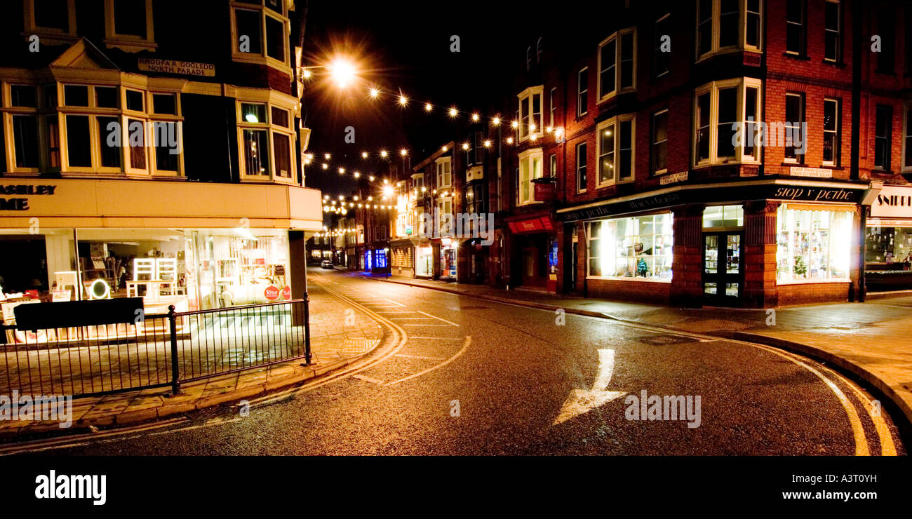 Aberystwyth Town Center at night la veille de Noël 2006 déserté les rues vides plusieurs sources de lumière Galles Ceredigion Banque D'Images